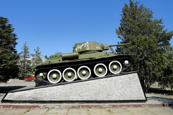 Tanque en el fondo del cielo azul en Volgogrado