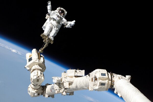 Космонавт с мкс на орбите смотрит на землю