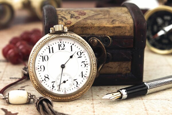 Boîte à bijoux Vintage, stylo-plume et horloge