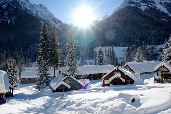 THE SUN IN THE MOUNTAINS ILLUMINATES THE HOUSES