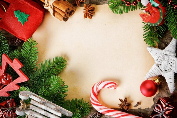 Brindilles de sapin, décorations de Noël et attributs du Nouvel An
