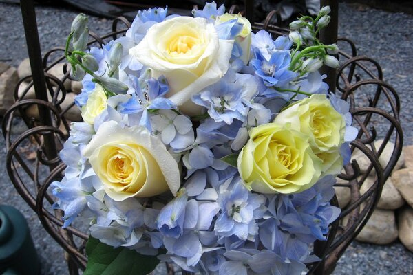 Beau bouquet de fleurs avec des roses