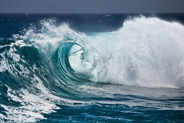 Tutto il potere e la bellezza nell onda dell oceano