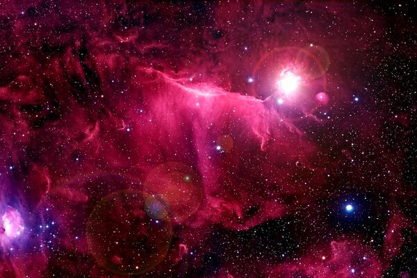 Una nebulosa inesplorata di colore rosso vivo nello spazio