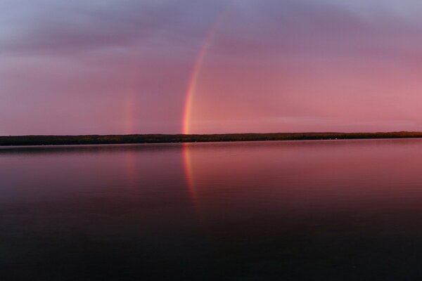 Un arcobaleno straordinario la sera in una foto panoramica