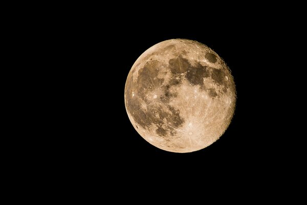 Luna amarilla en el espacio exterior