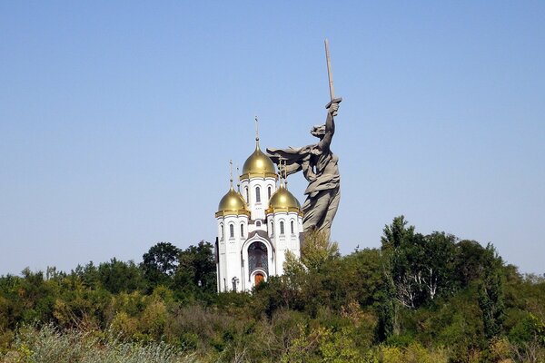 Cattedrale vicino al Monumento a Volgograd