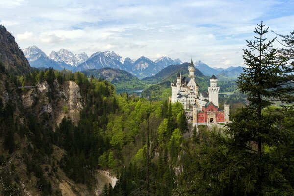 Château bavarois dans la forêt au milieu des montagnes