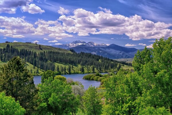 VALLE CON LAGO AL PIE DE LAS MONTAÑAS