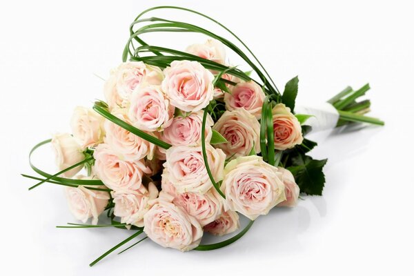 Delicato bouquet di rose beige