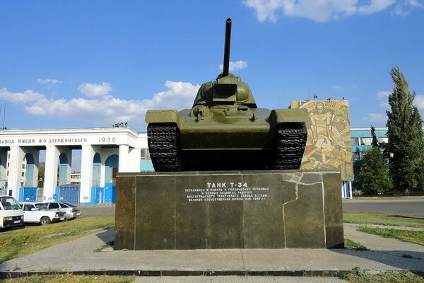 Carro armato T-34 su sfondo celeste