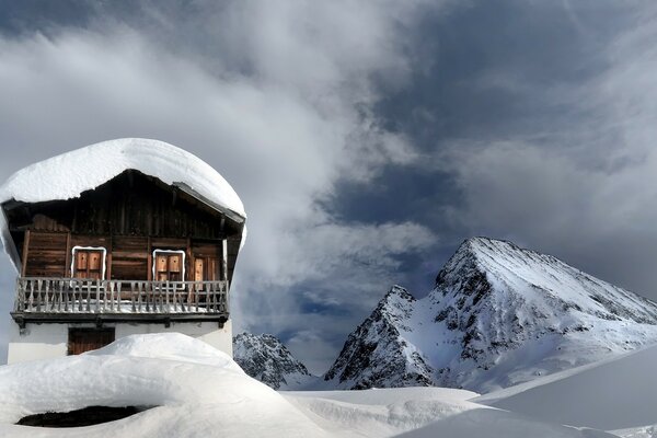 Casa in montagna. Neve. montagna