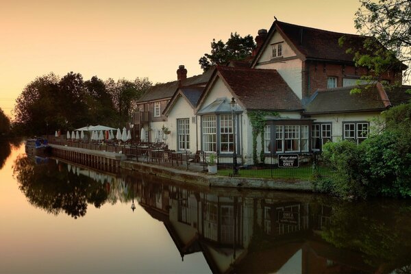 Reflet du coucher de soleil sur la rivière, près de la maison