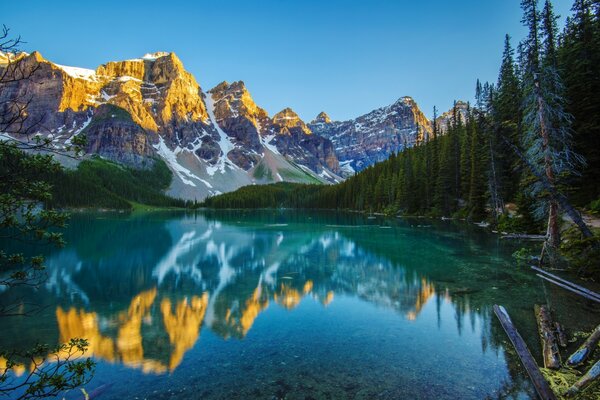Отражение гор в зеркальной глади озера