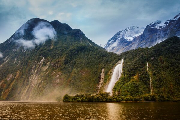 Belle nature avec des montagnes et des eaux