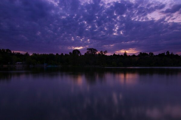 SCHÖNER SONNENUNTERGANG AUF DER WASSEROBERFLÄCHE