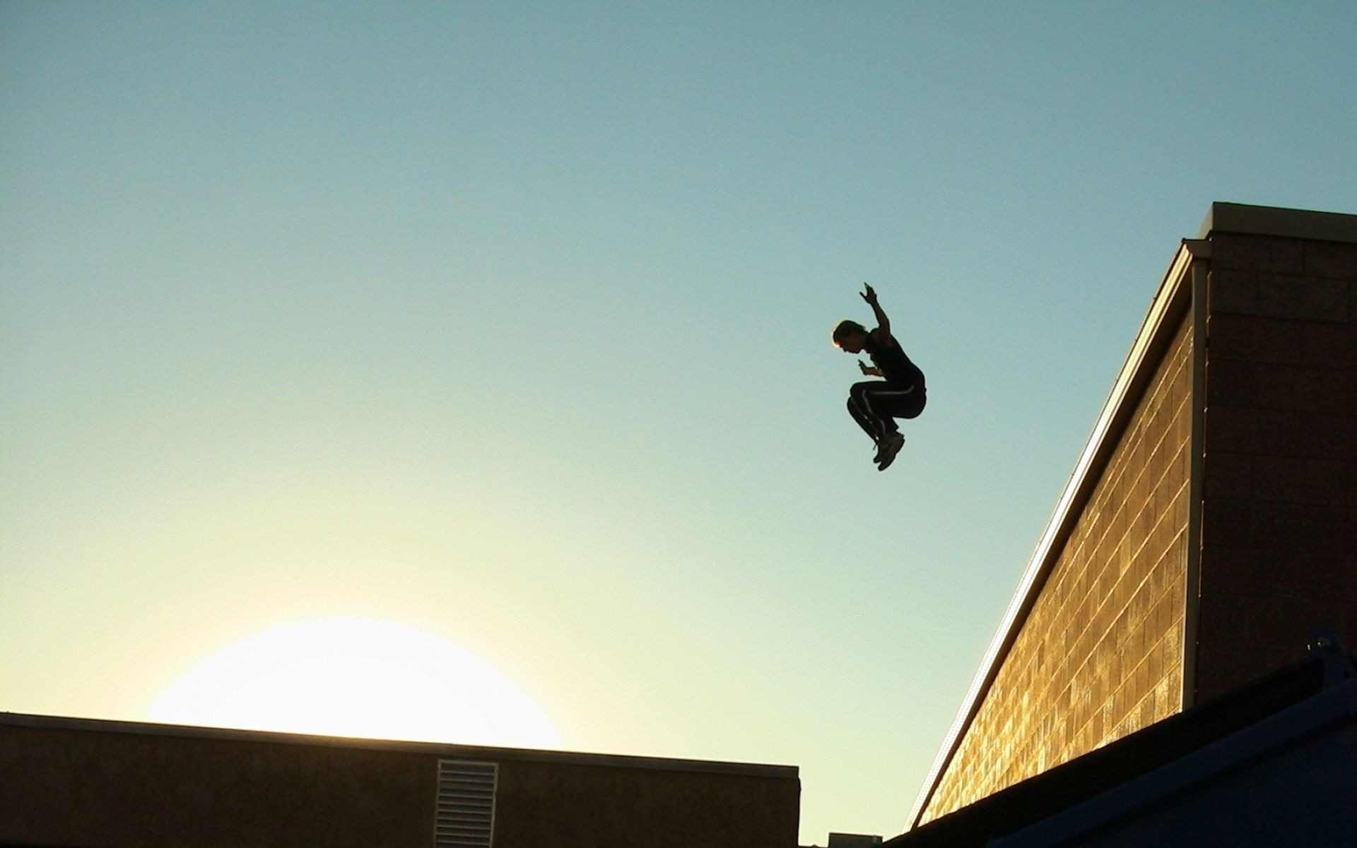 miasto człowiek słońce niebo dach parkour sport