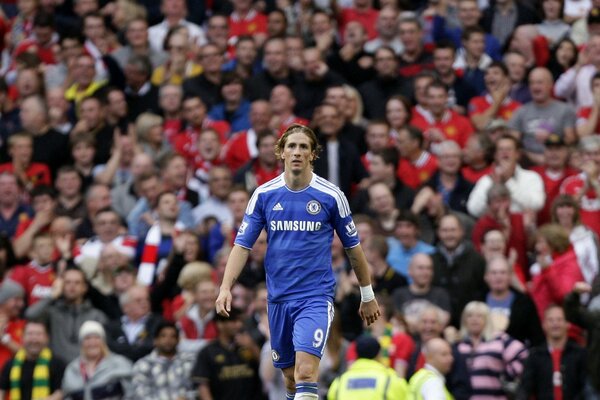 Foto von Fernando Torres auf dem Hintergrund der Tribüne