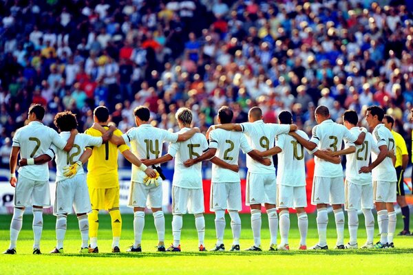 Squadra di calcio in piedi sul campo