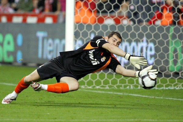 Il portiere professionista colpisce la palla