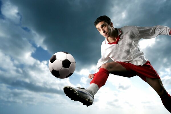 Foto von einem Schlag auf den Ball eines Fußballspielers