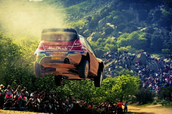 Coche Ford flotando en el aire