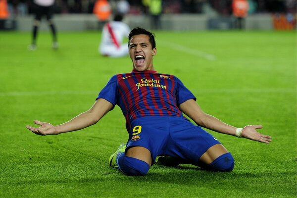 Radość ze zwycięstwa Alexisa Sancheza na boisku piłkarskim