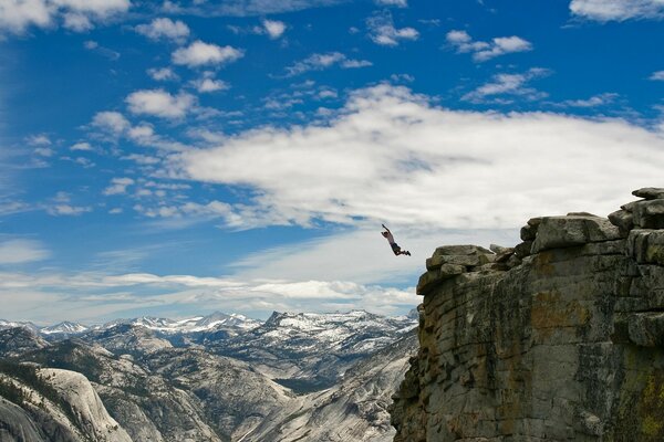 Saut de la course de la falaise à l abîme