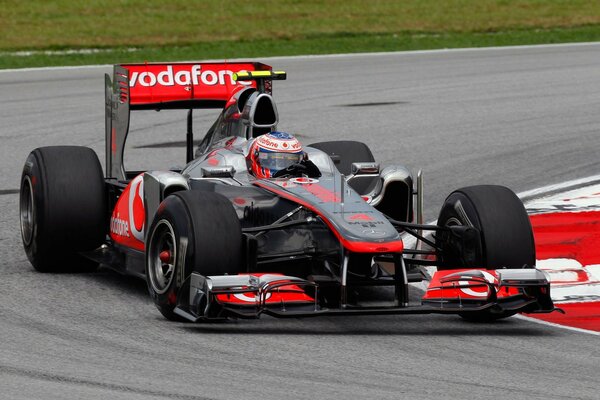 Voiture de sport avec Jenson Button en 2011