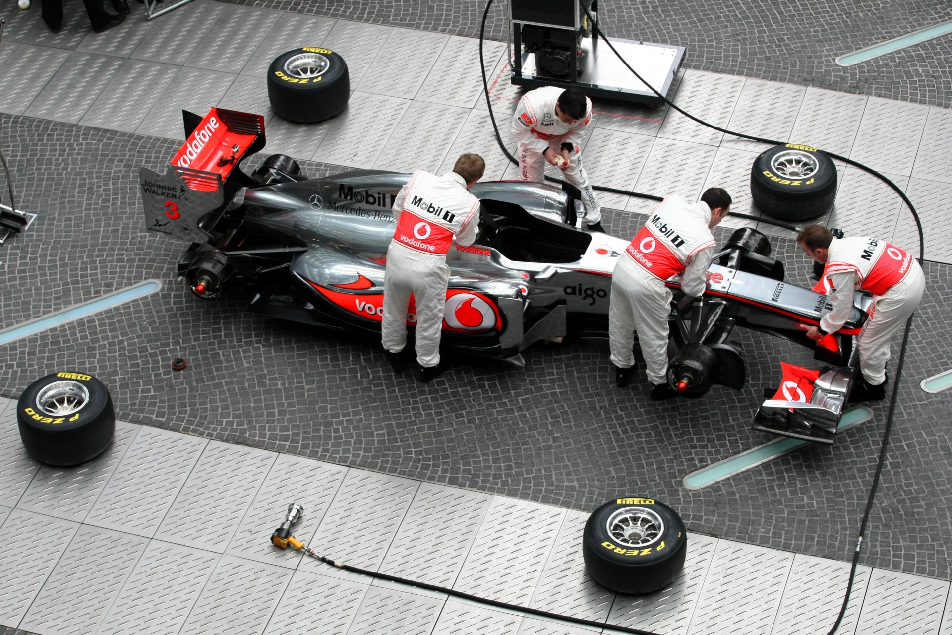 formule 1 voiture de course démontage mécanique mclaren