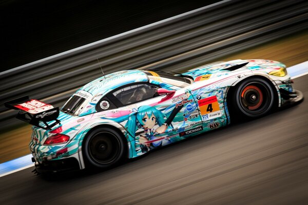 Voiture de sport sur la piste de course