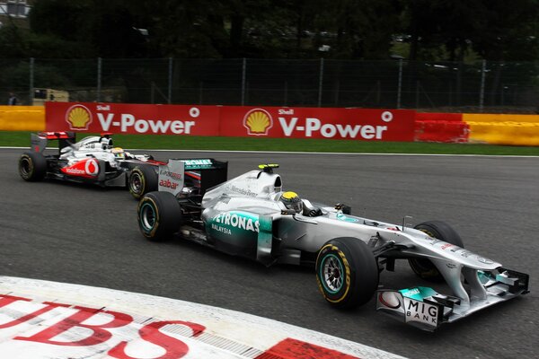 Rennfahrer Lewis Hamilton auf der Wende zum sieg