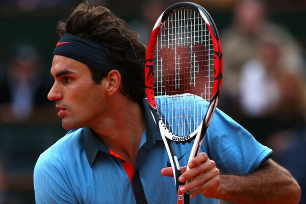 Joueur de tennis Brunet élégant avec raquette