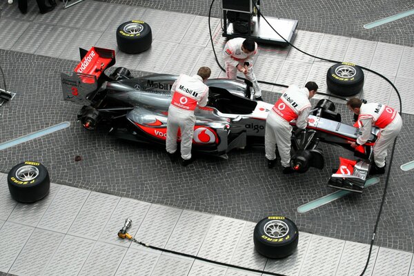 Mechanics dismantle the car in Formula 1