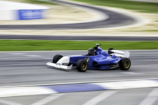 Blauer Rennwagen während eines Formel-1-Rennens