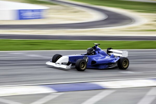 Coche de carreras azul durante una carrera de fórmula 1