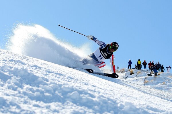 Un skieur descend une pente aux jeux olympiques