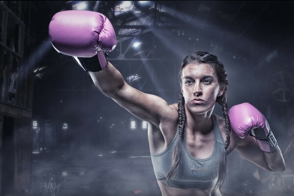 Fille sur le sport dans les gants de boxe