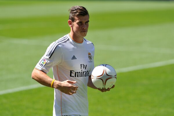 Joueur de football avec ballon sur le terrain de football