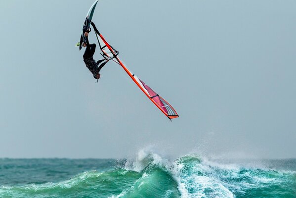 Saut de planche à voile sur les vagues