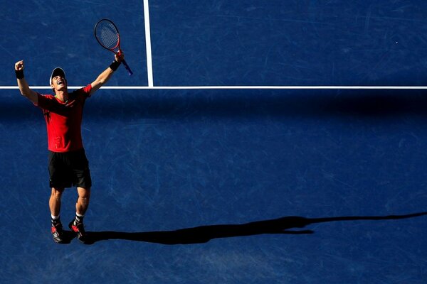 Victoire du joueur de tennis sur le court