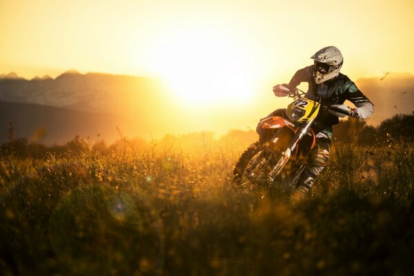 Motociclista su una moto in un casco