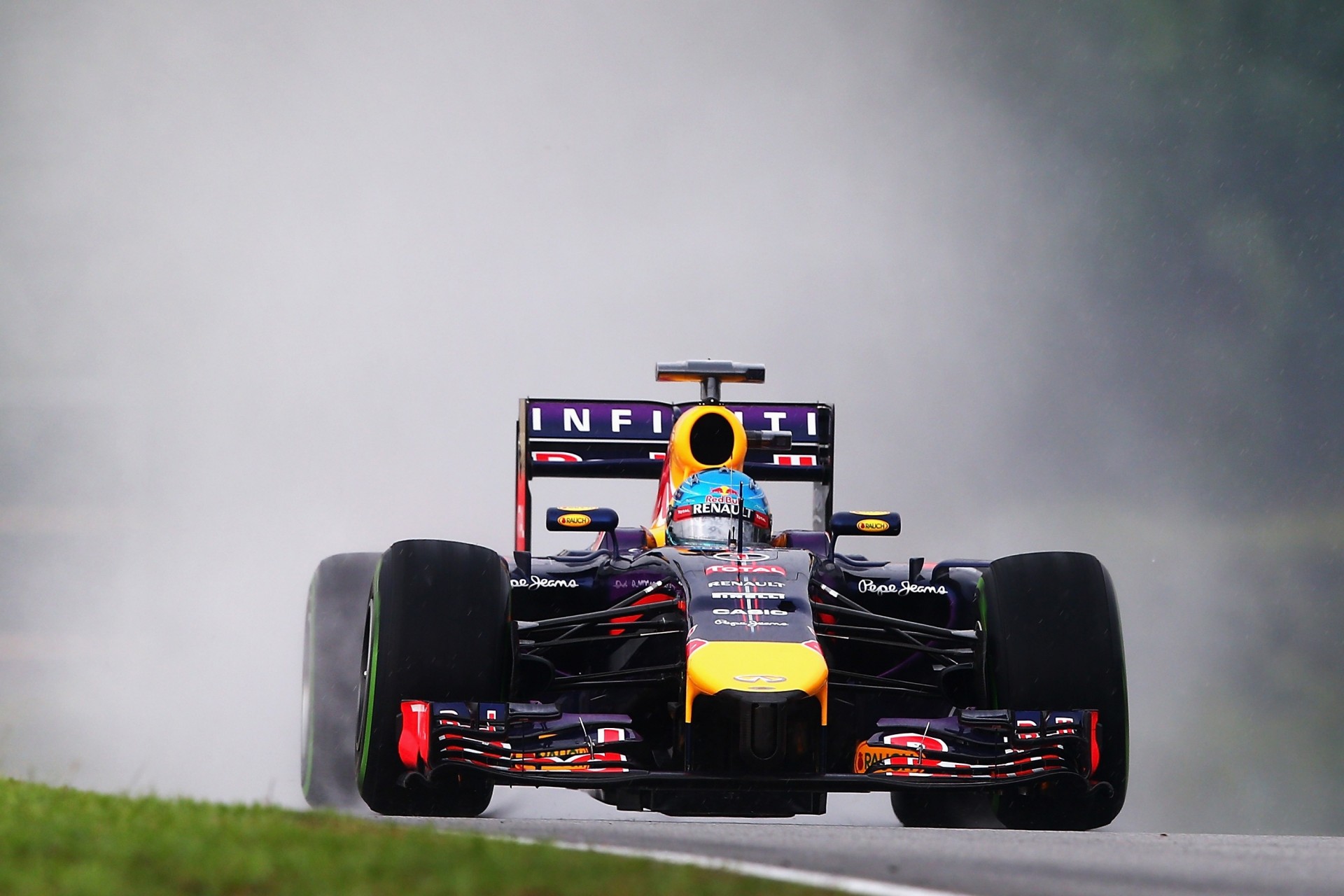 rain sebastian vettel f1 red bull