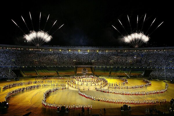 Fuegos artificiales sobre el estadio deportivo durante la ceremonia