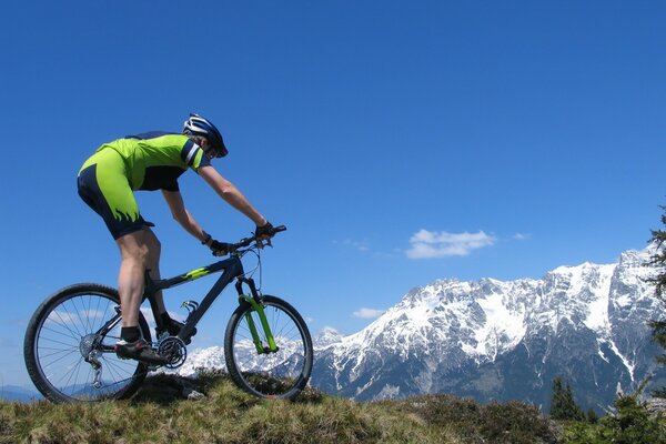 Велосипедный спорт, горный пейзаж