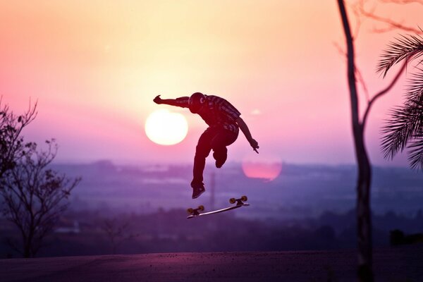 Skateboarder springen auf Sonnenuntergang Hintergrund