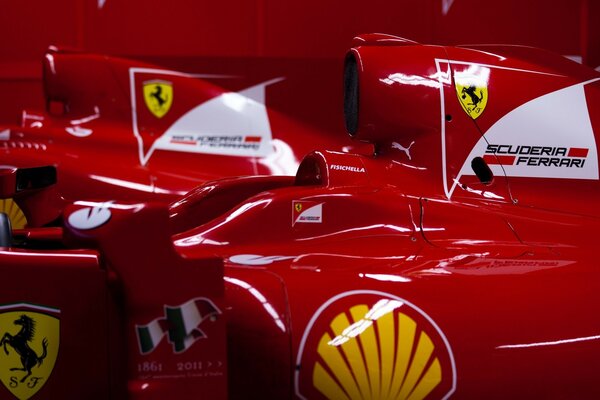 El coche rojo de ferrari para la fórmula 1