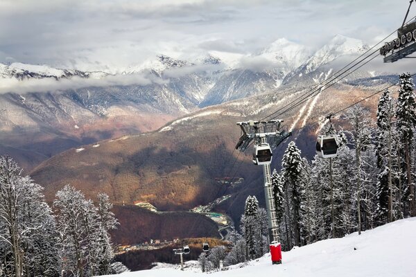 Blick auf die Seilbahn in Sotschi. Olympische Winterspiele 2014