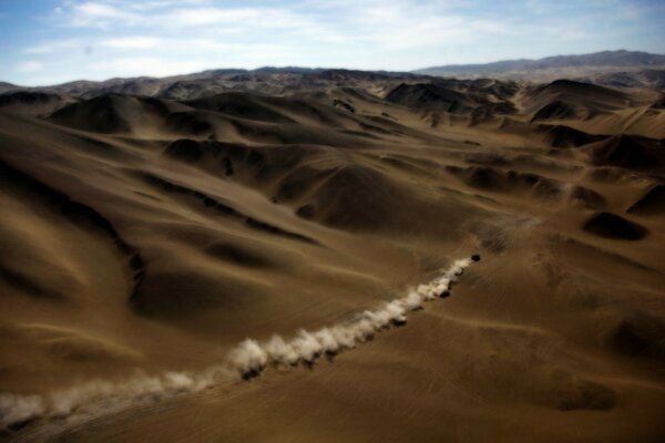 Colonna di polvere da un auto nel deserto