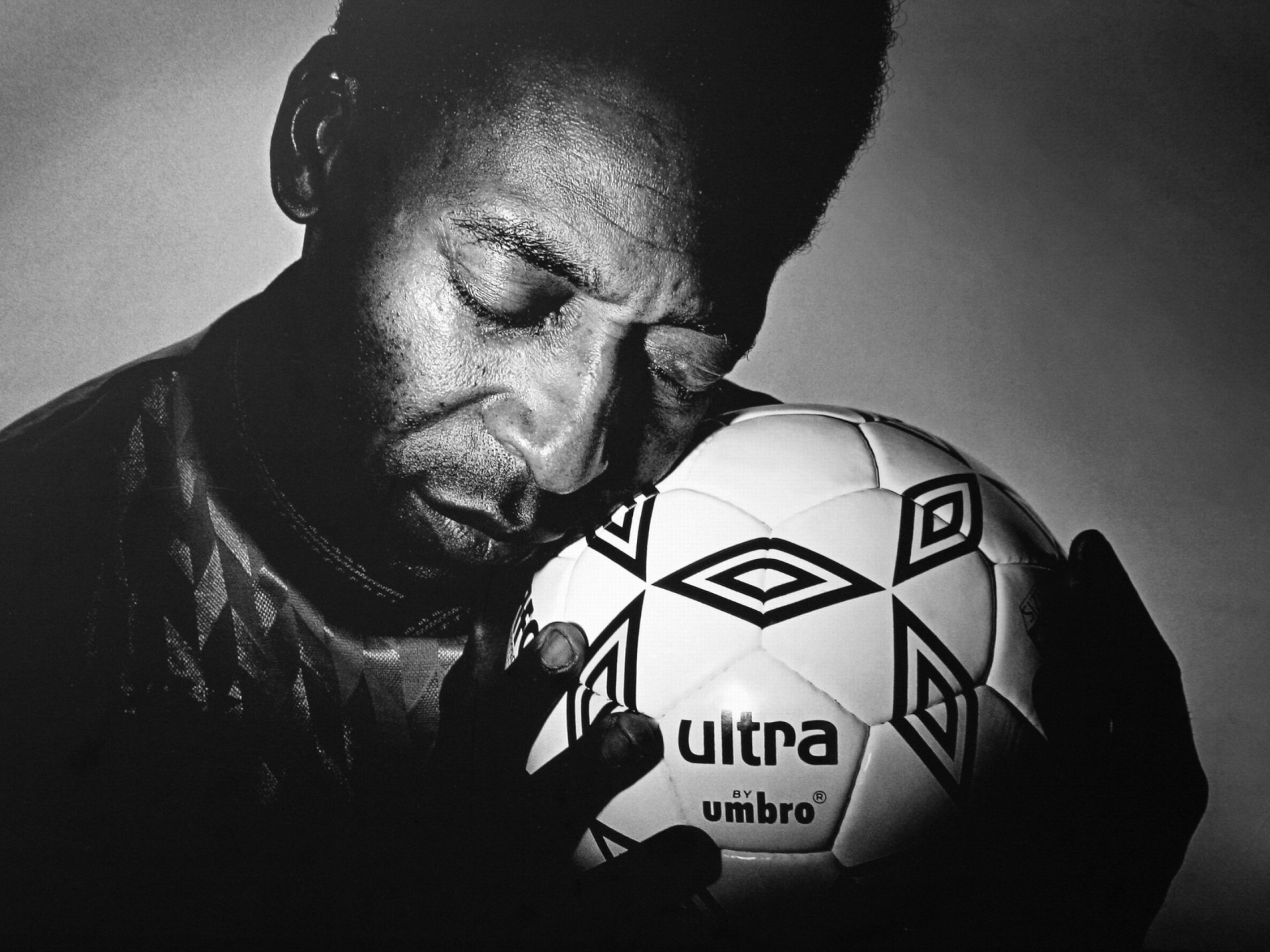 mains ballon amour noir pelé football